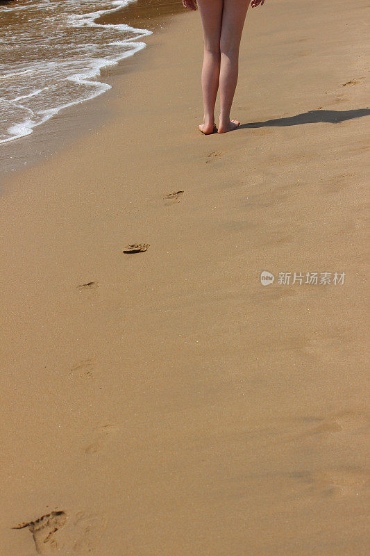 沙滩上的脚印，海边的脚印，光着脚的女孩/腿